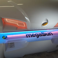 megaSun Solarium geschlossen mit orangen Licht
