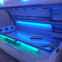 megaSun Solarium offen mit blauen Licht