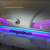 megaSun Solarium geschlossen mit lila Licht